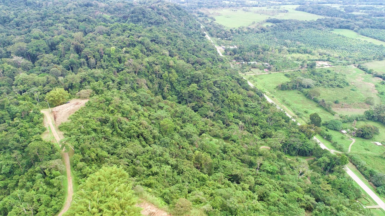 9 acres property with 360 panoramic views and 80m highway frontage