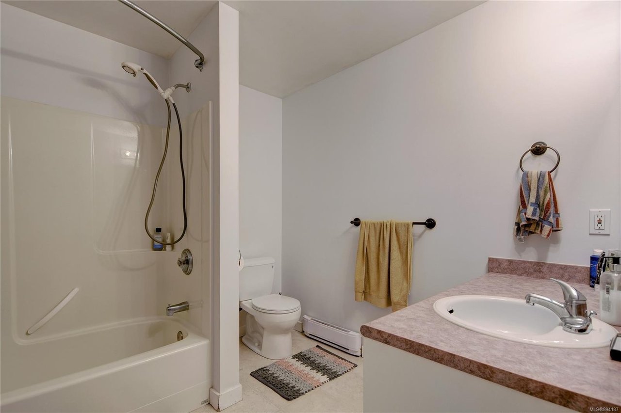 585 Baxter Ave