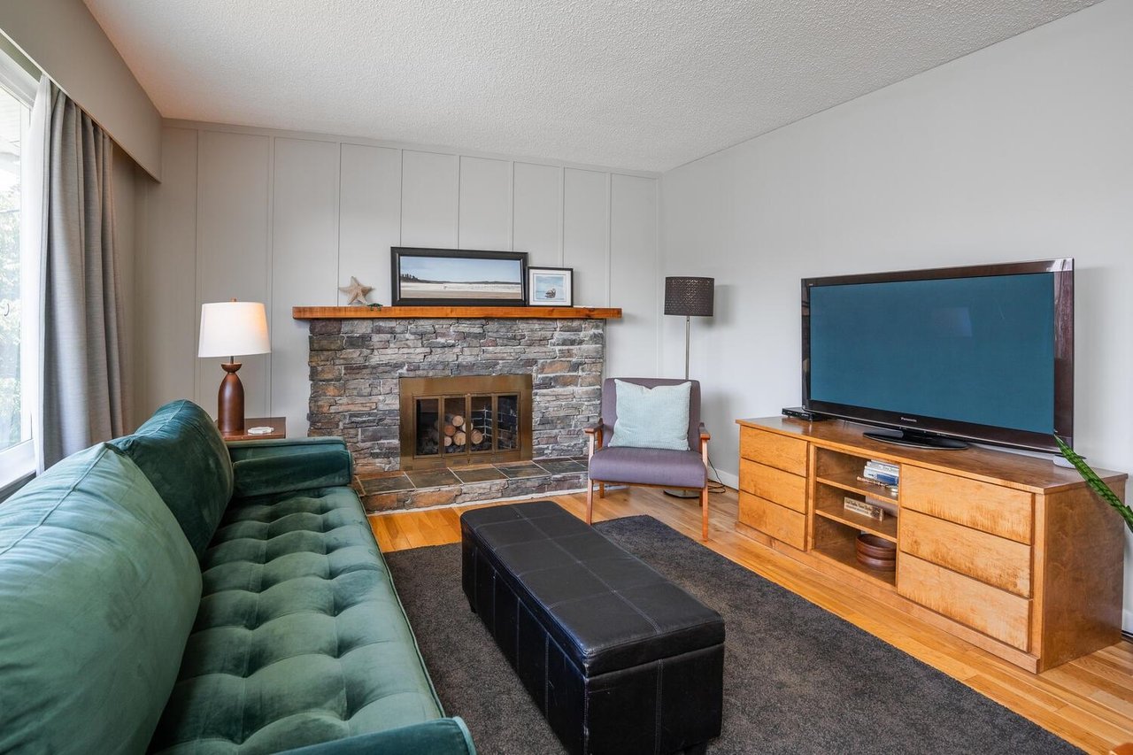 4352 49 St