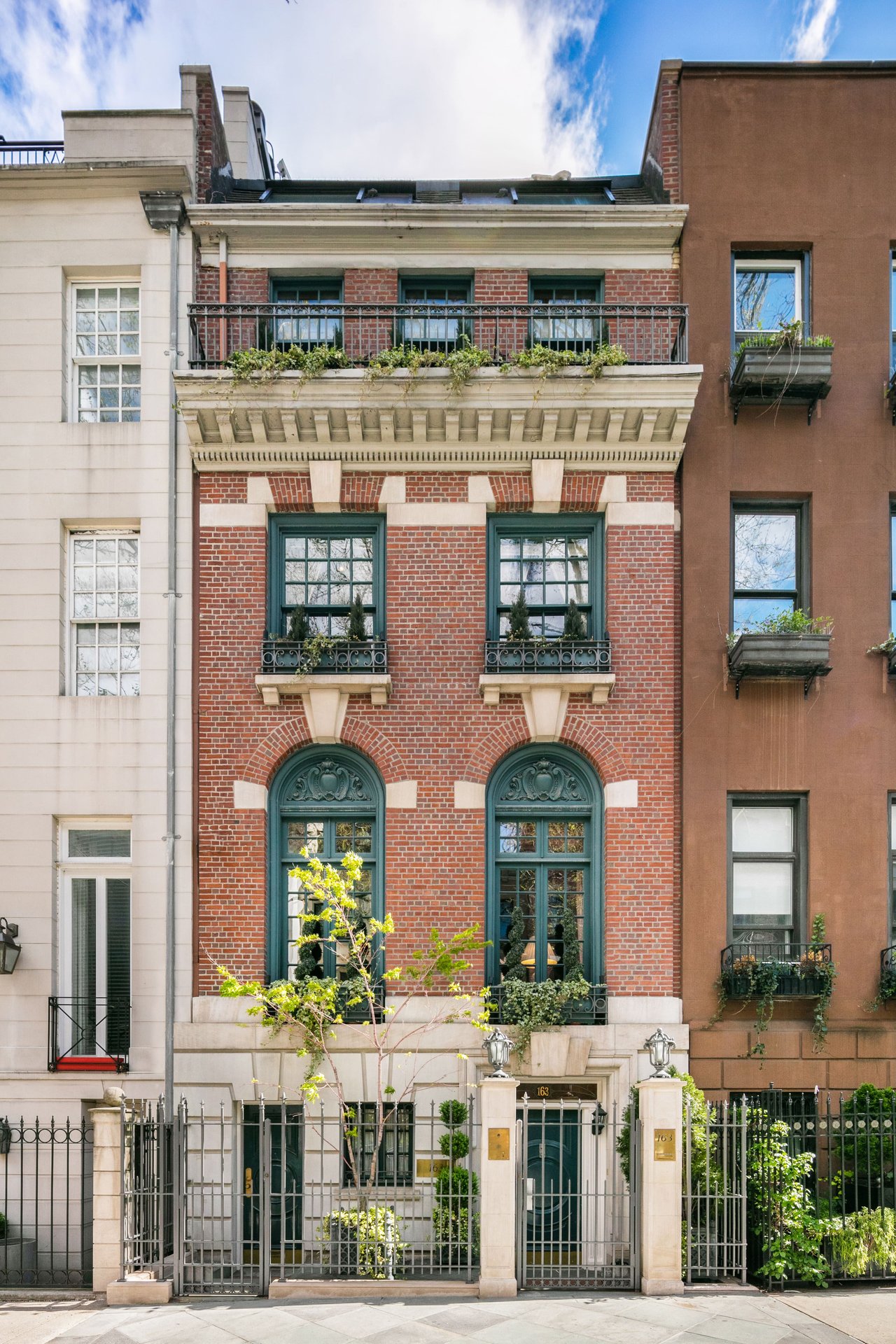 LEGENDARY NYC TOWNHOUSE HIT'S MARKET