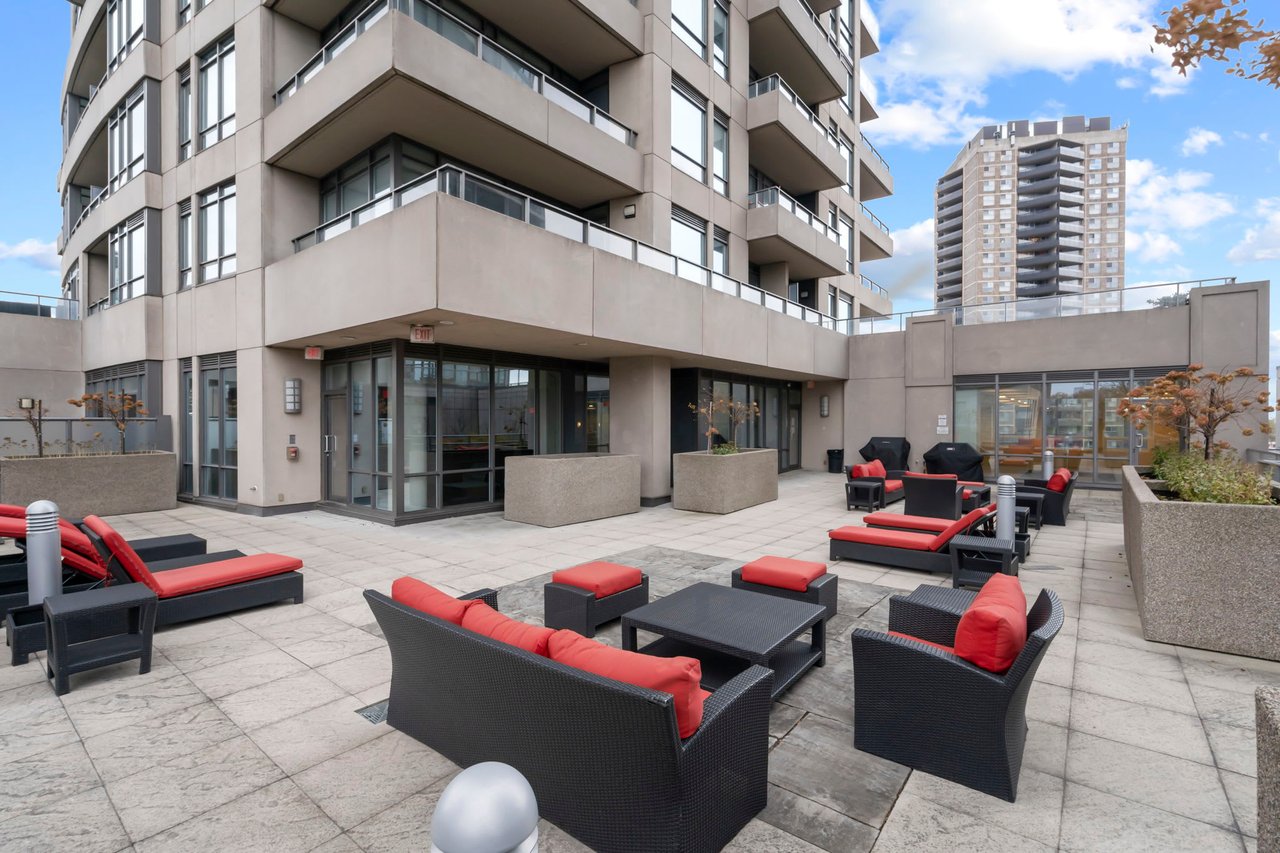 SOLD: Corner Suite At The Desirable 500 St. Clair