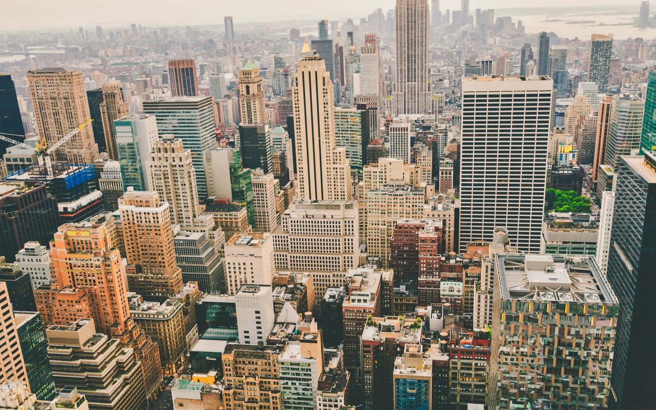Guía visual sobre la nueva legislación de comisiones de corredores en NYC.