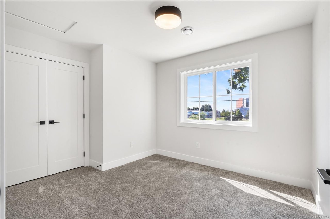 1-910 Old Esquimalt Rd