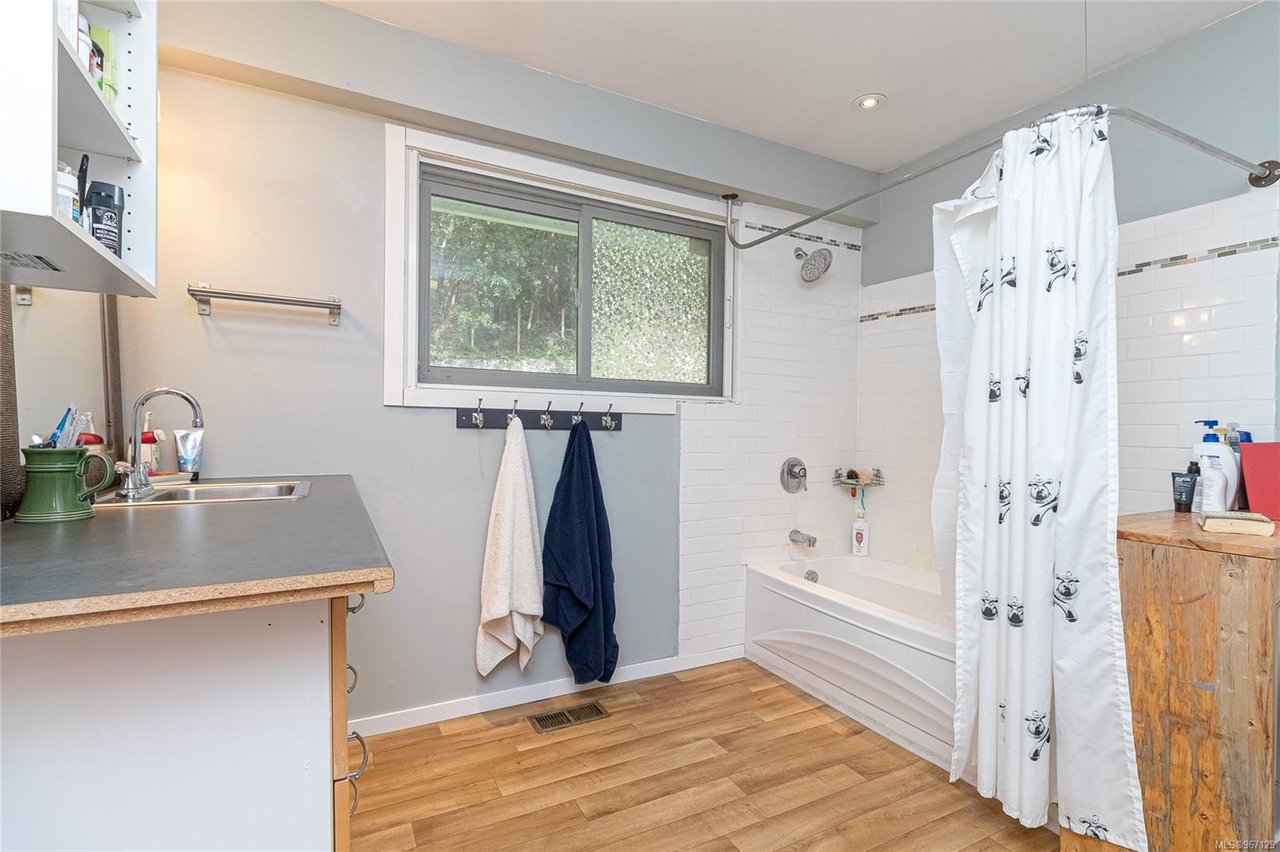 1335 Justine Pl, Langford
