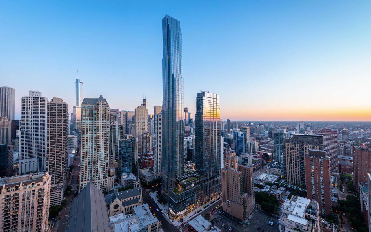 Living in Chicago: A Comprehensive Guide to the Windy City cover