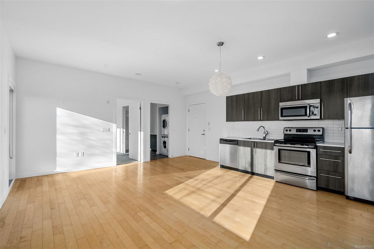 303-4050 Douglas St
