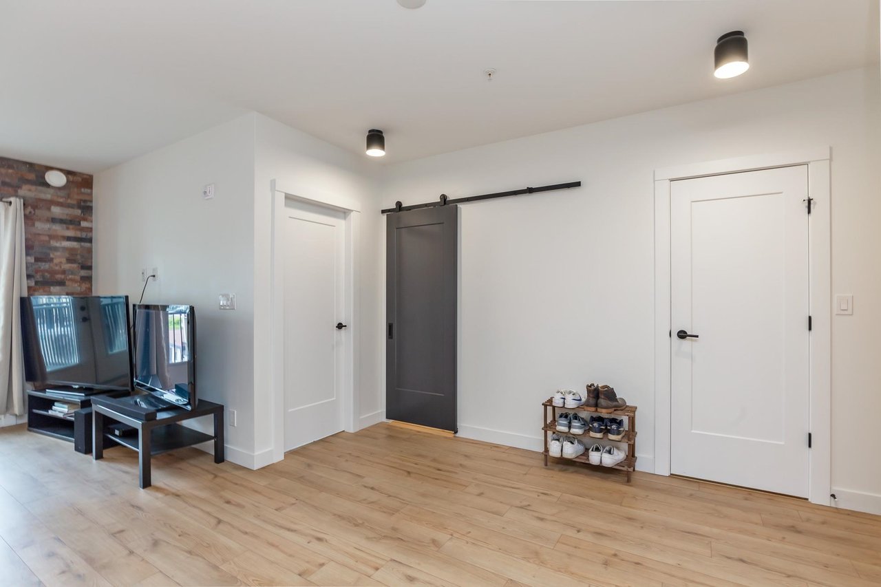 413-2493 Montrose Ave