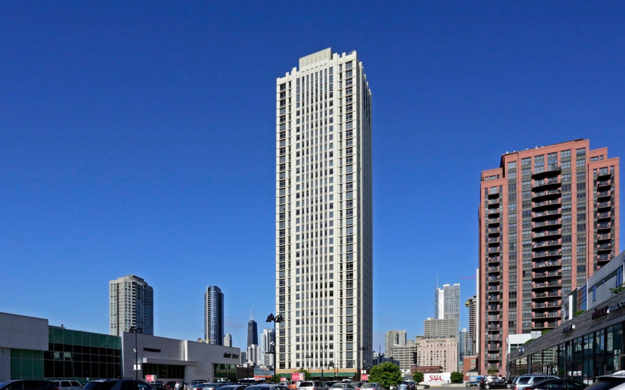 CANADIAN INVESTOR PAYS $133 MILLION FOR DOWNTOWN APARTMENT TOWER