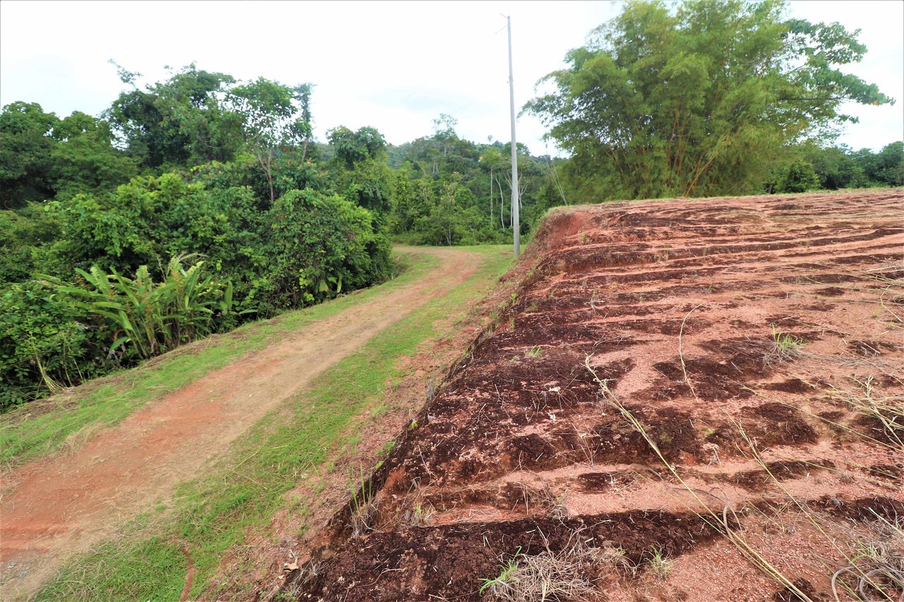 9 acres property with 360 panoramic views and 80m highway frontage