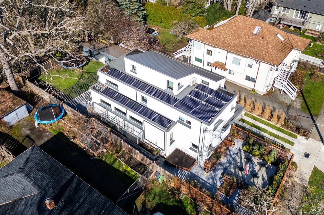 986 Cowichan St