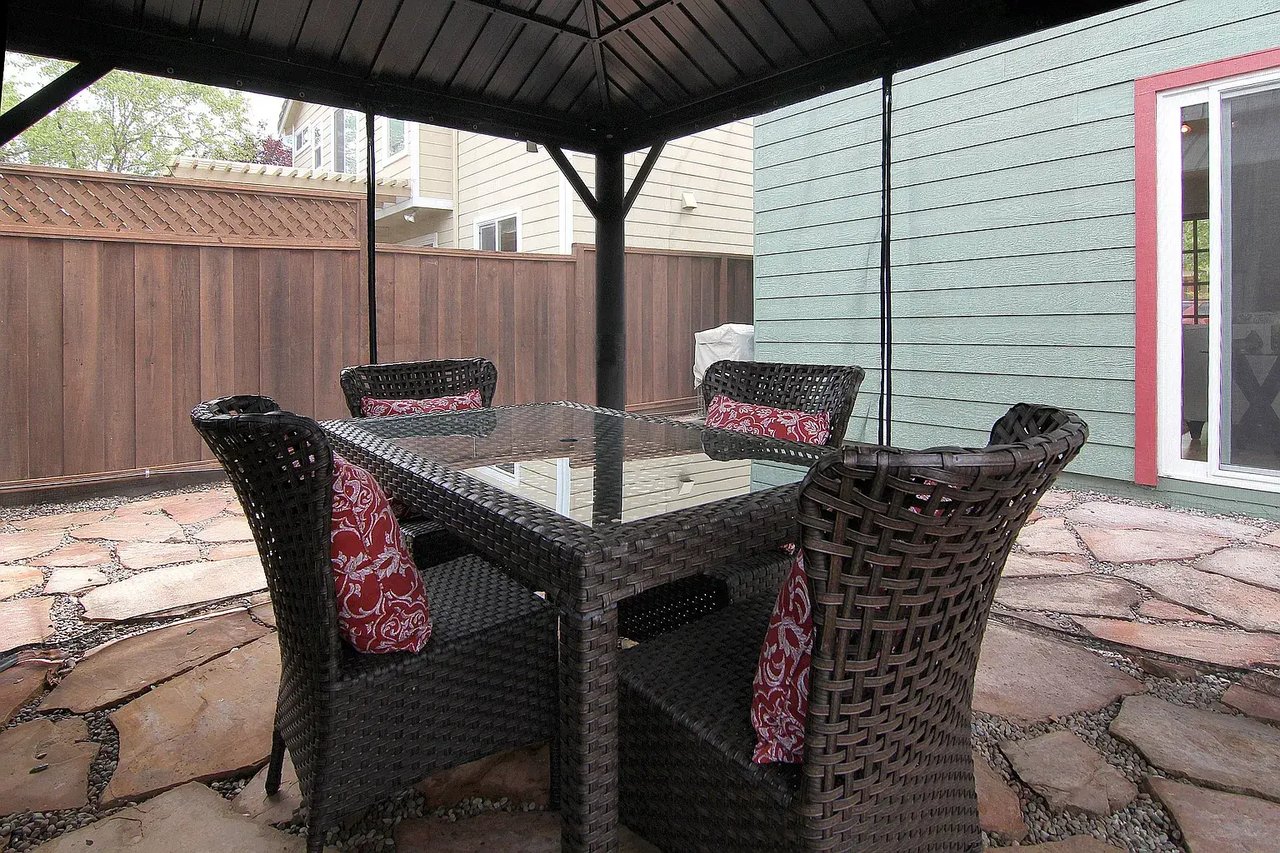905 Coast Range Dr