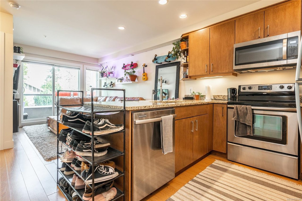 202-1615 Bay St