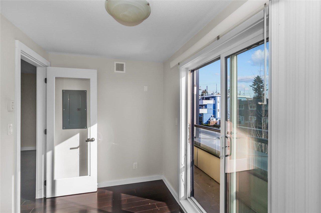 305-7777 Royal Oak Ave