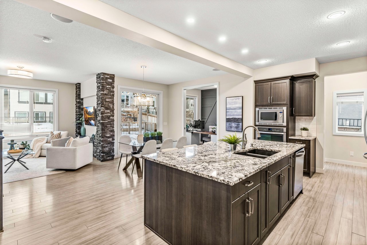 208 Mahogany Bay SE