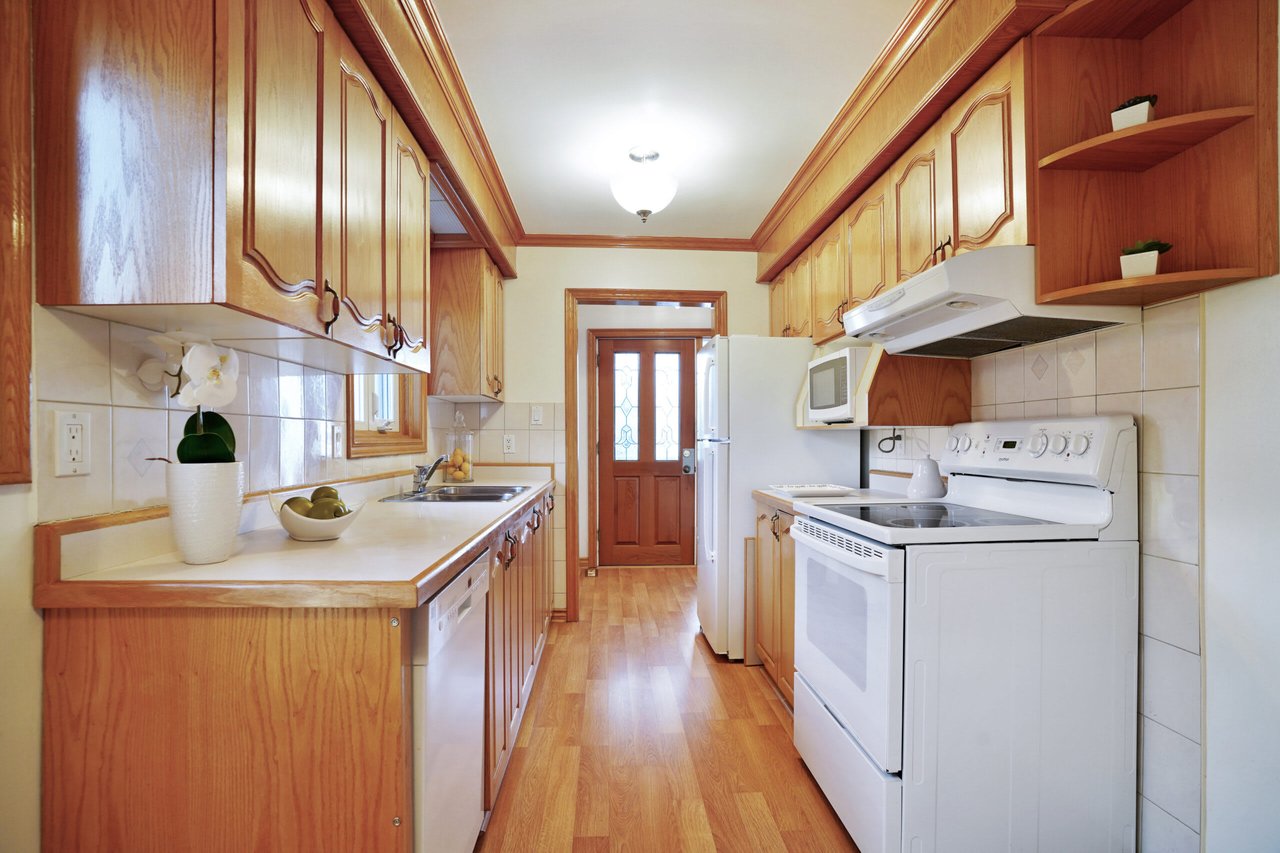 3517 Nadine Cres