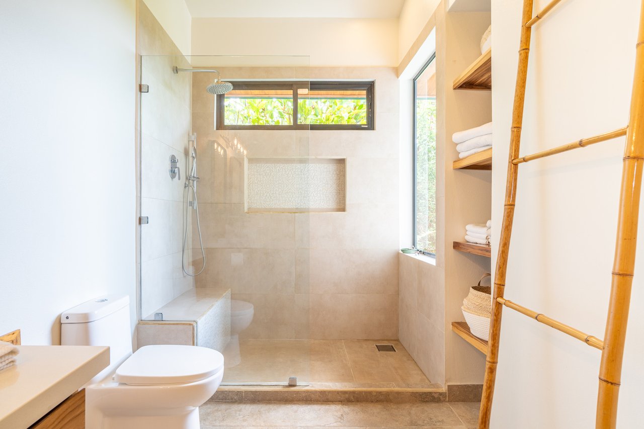 Contemporary Home and Guest House, Ojochal, Puntarenas