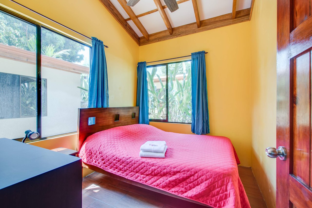 A highly-rated and high-occupancy resort with a hotel, cabins, on-site restaurant and a pool an easy 5-minute walk from PLAYA UVITA and Marino Ballena National Park!