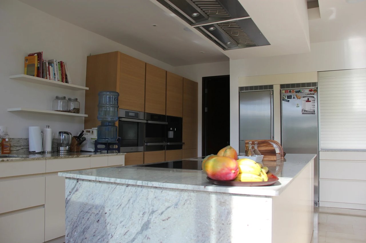 Lakefront Smart Home with Pool, Santa Ana, San Jose