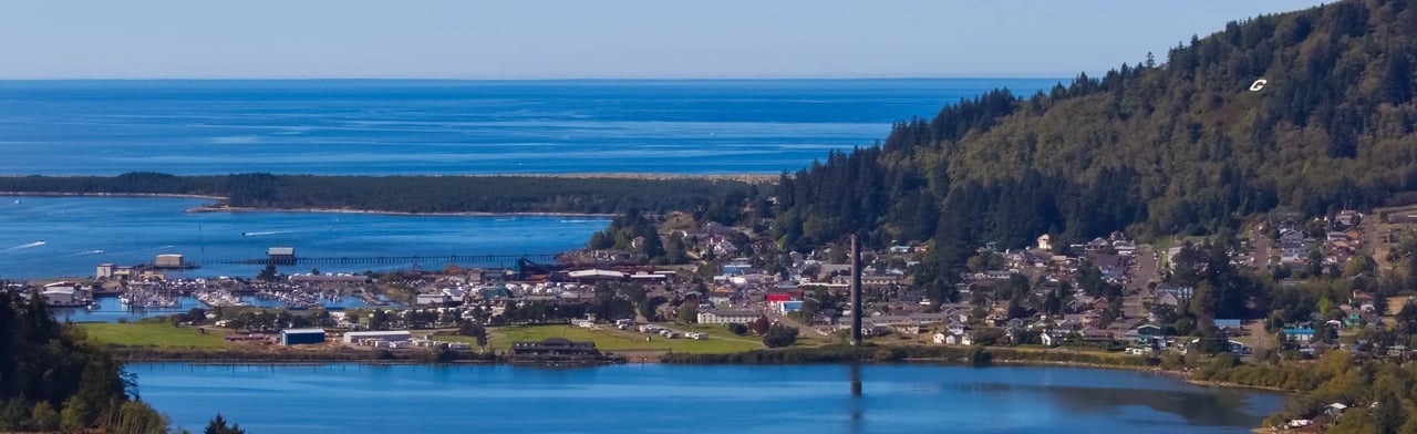 Garibaldi Oregon homes and neighborhoods with Pacific Ocean in the background