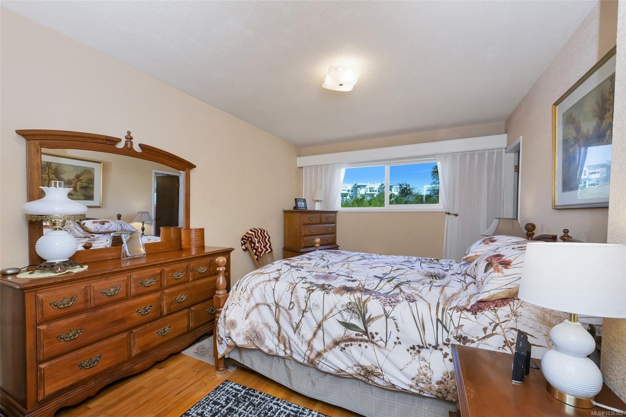 989 Abbey Rd, Saanich