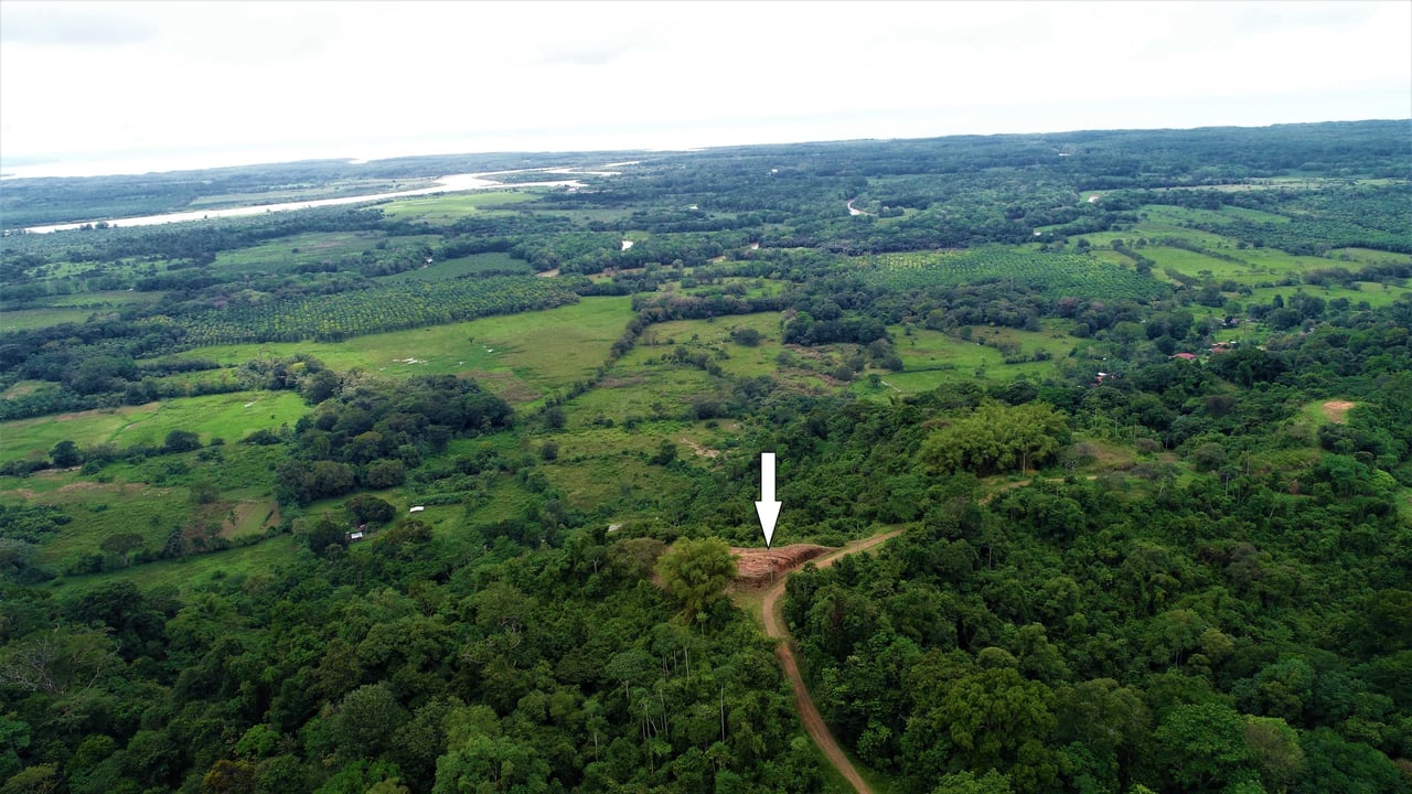 9 acres property with 360 panoramic views and 80m highway frontage