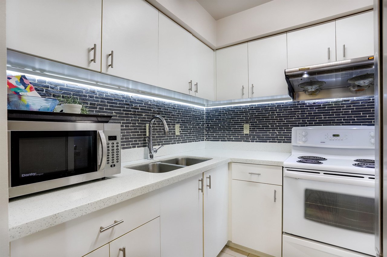 303-2215 Dundas St