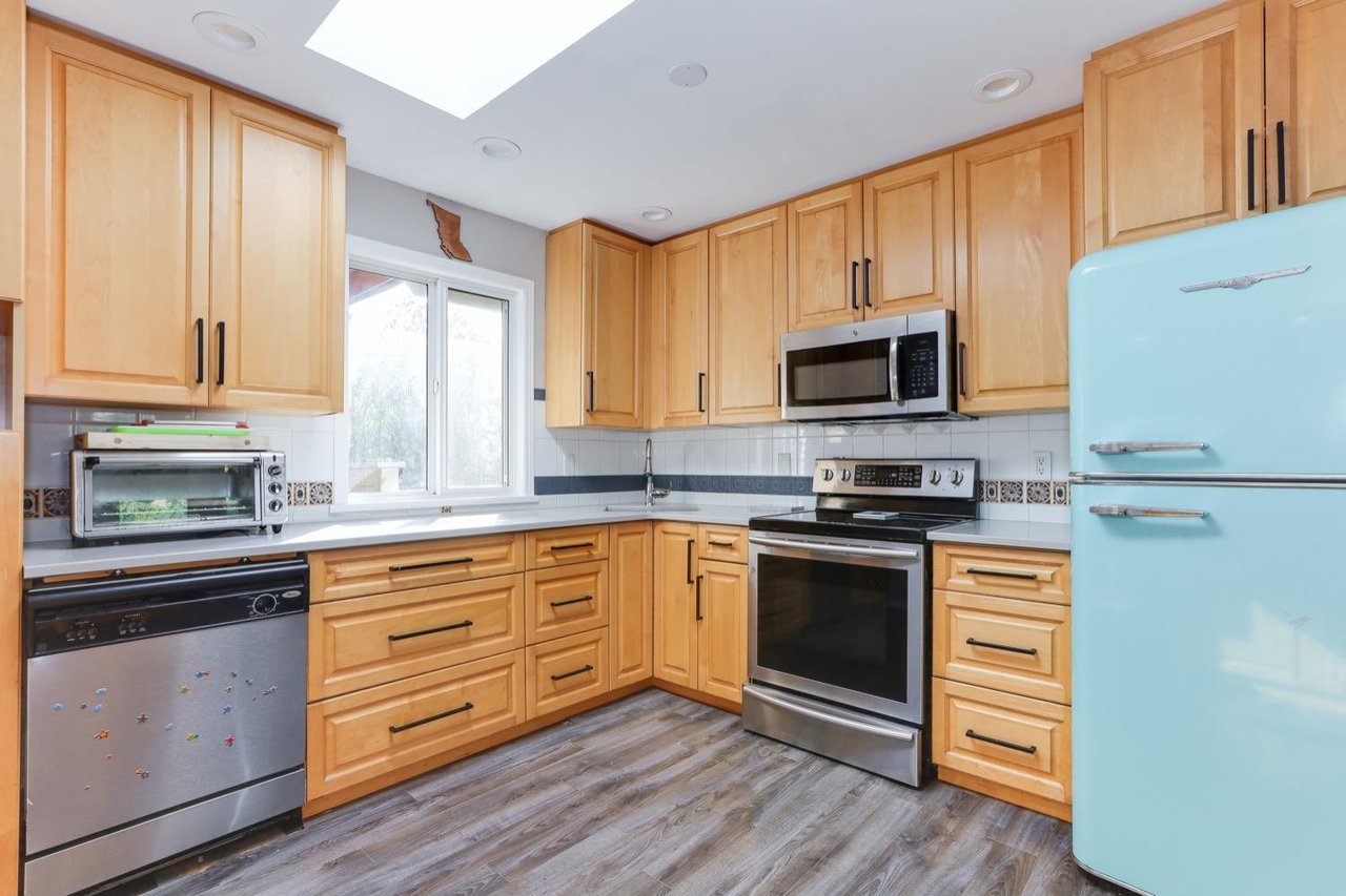 2552 Jura Cres