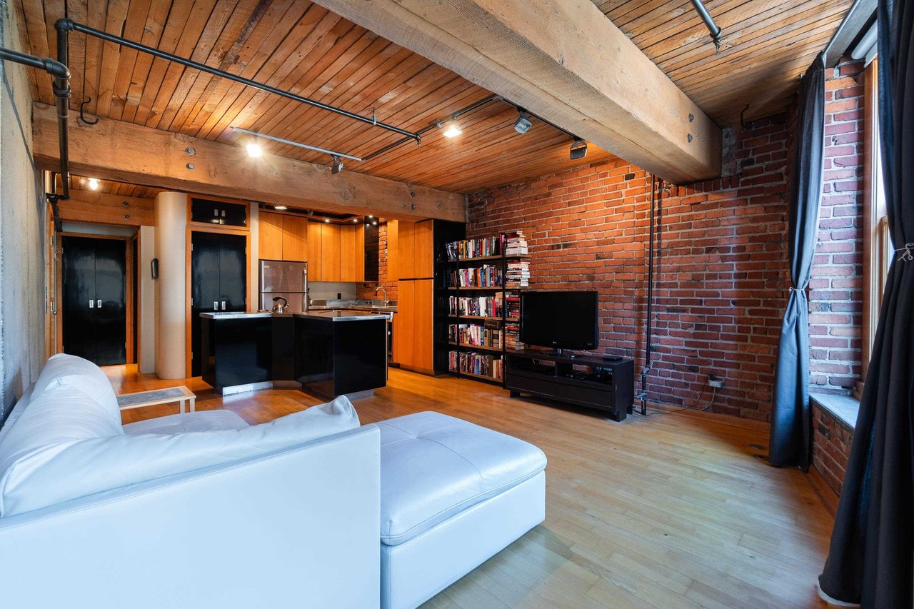 304-41 Alexander St