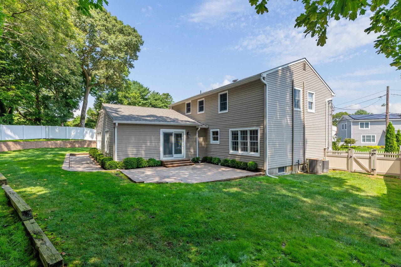 MOVE-IN READY COLONIAL