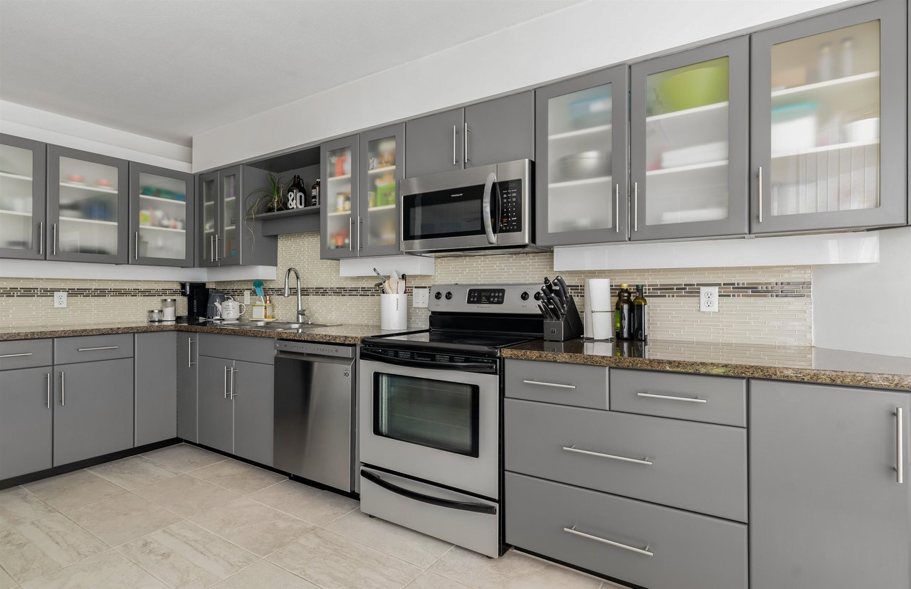 1102-1045 Quayside Dr