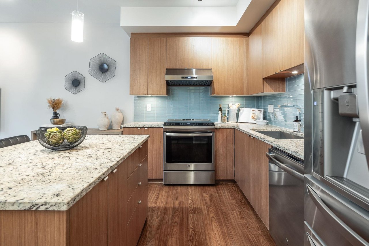 208-735 W 15th St