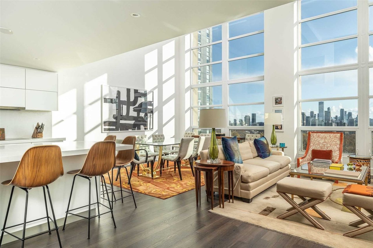 111 St Clair Avenue West, Loft 918