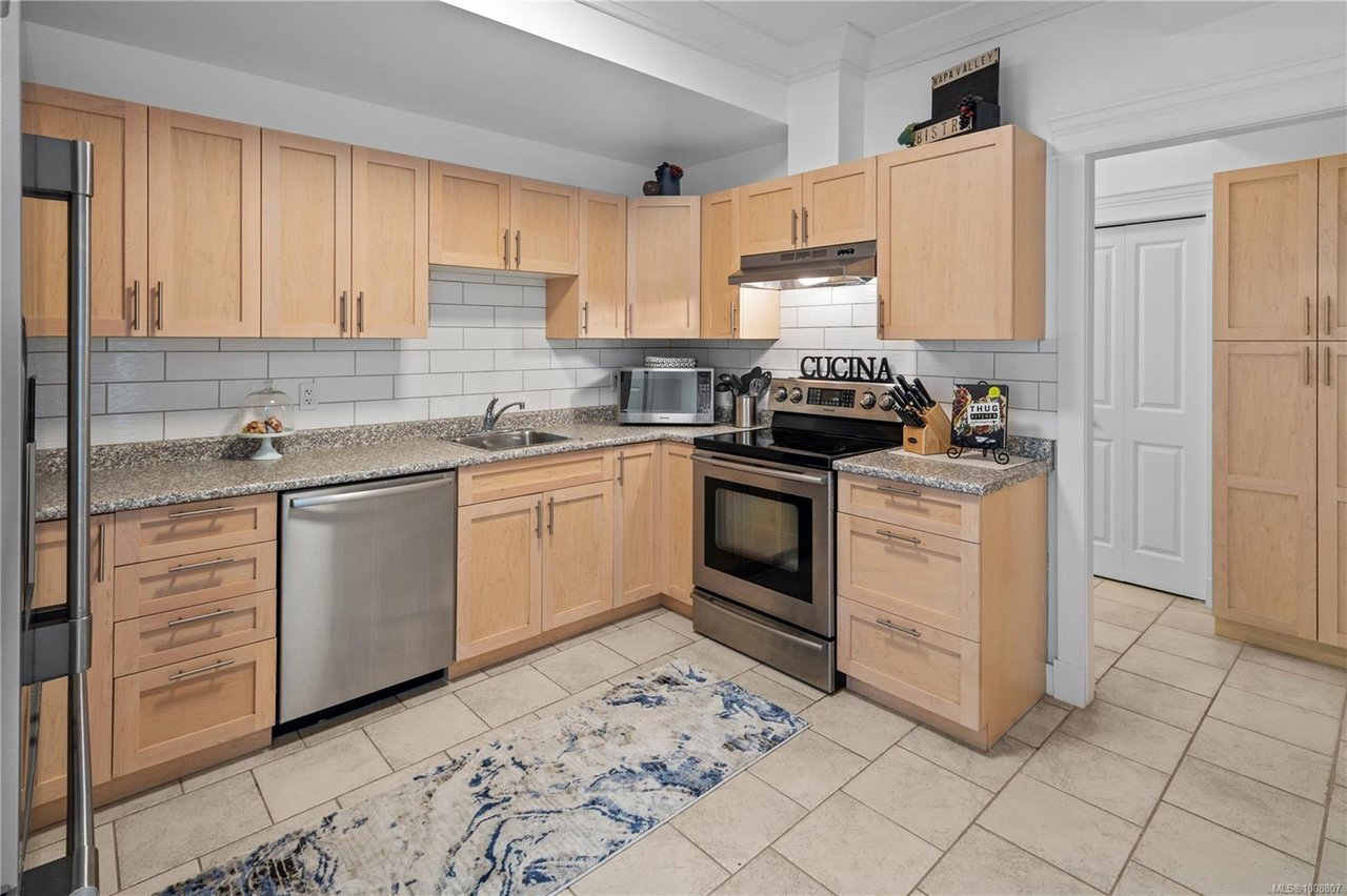 630 Granrose Terr, Colwood