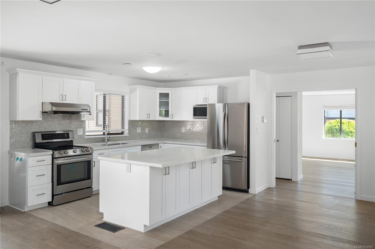 4101 Scoones Pl, Saanich