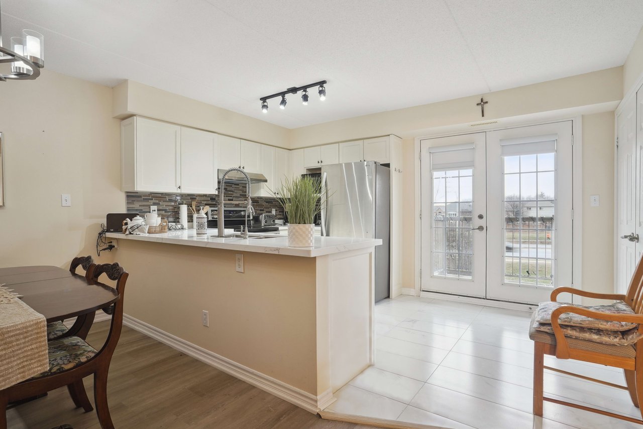 Welcoming 2 bedroom unit in sought after Glen Abbey neighbourhood