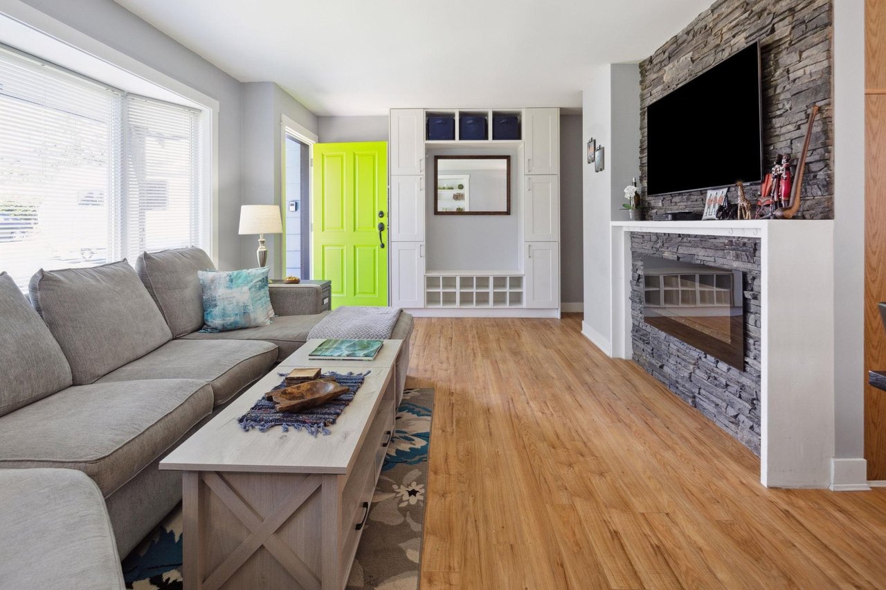 1384 Fernwood Cres