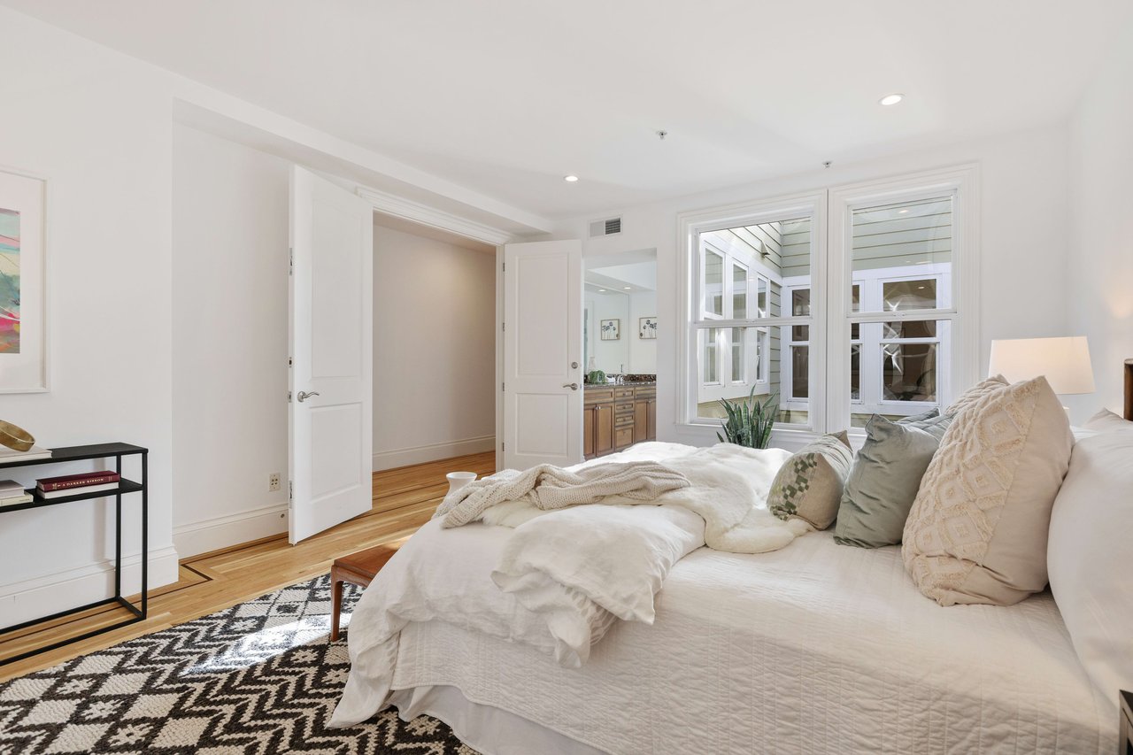 Bright 2 Bedroom Nob Hill Condominium