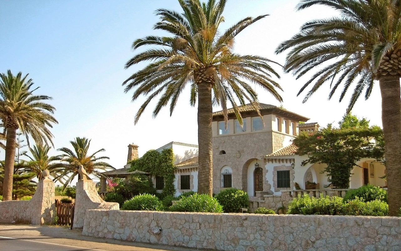 A beautiful luxury home in a tropical setting