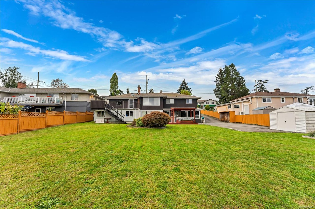 562 Baker St