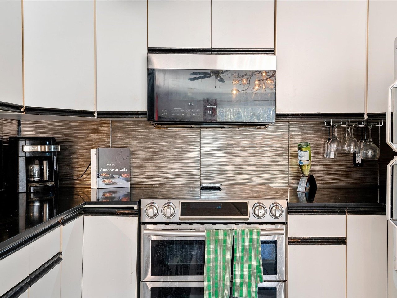 203-1203 Pemberton Ave