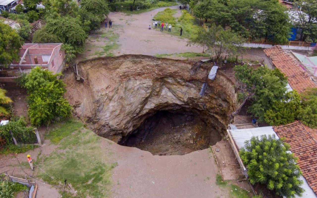 Sinkholes in Tampa Bay: Sinkhole Reopens That Swallowed a Man in 2013