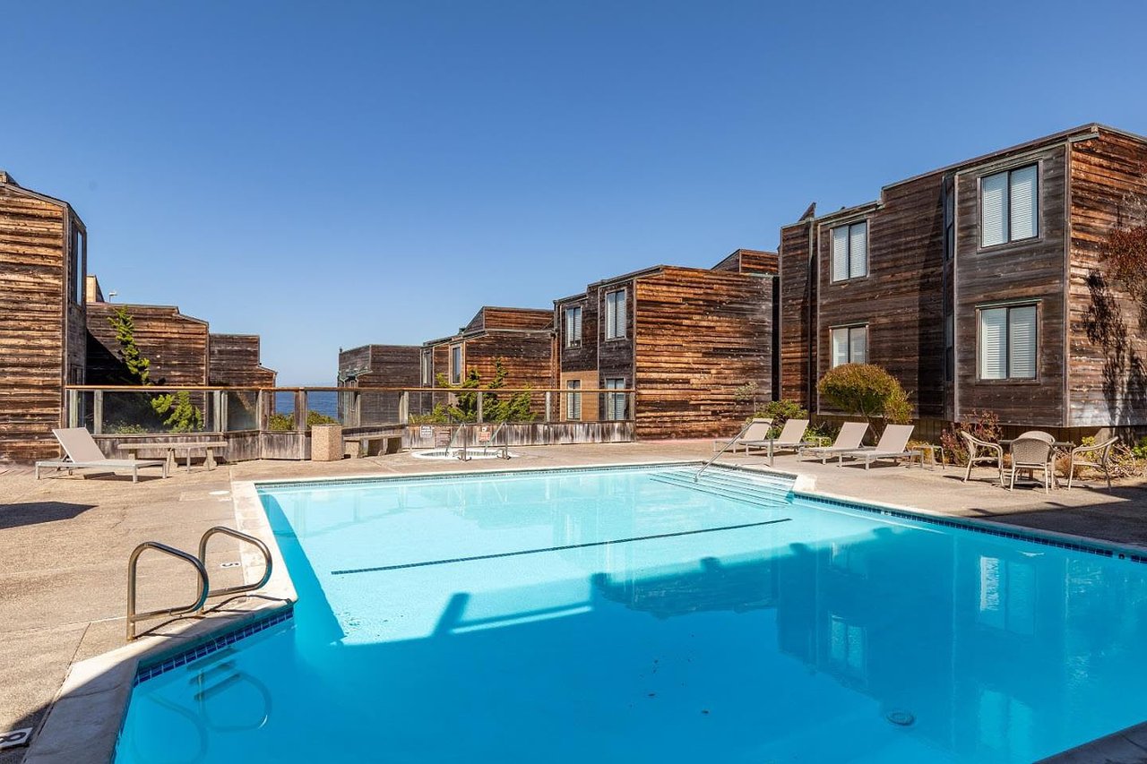 1 Surf Way APT 211