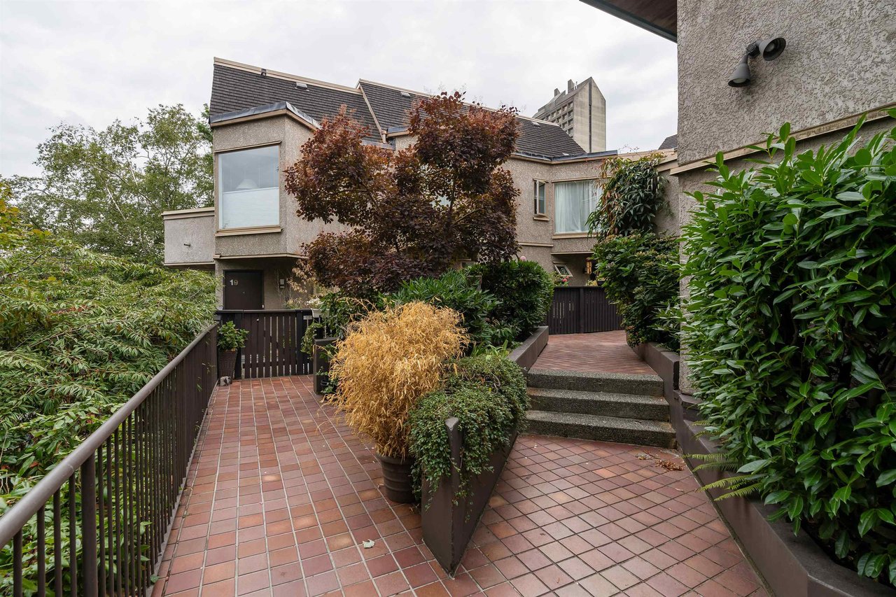 42-870 W 7th Ave