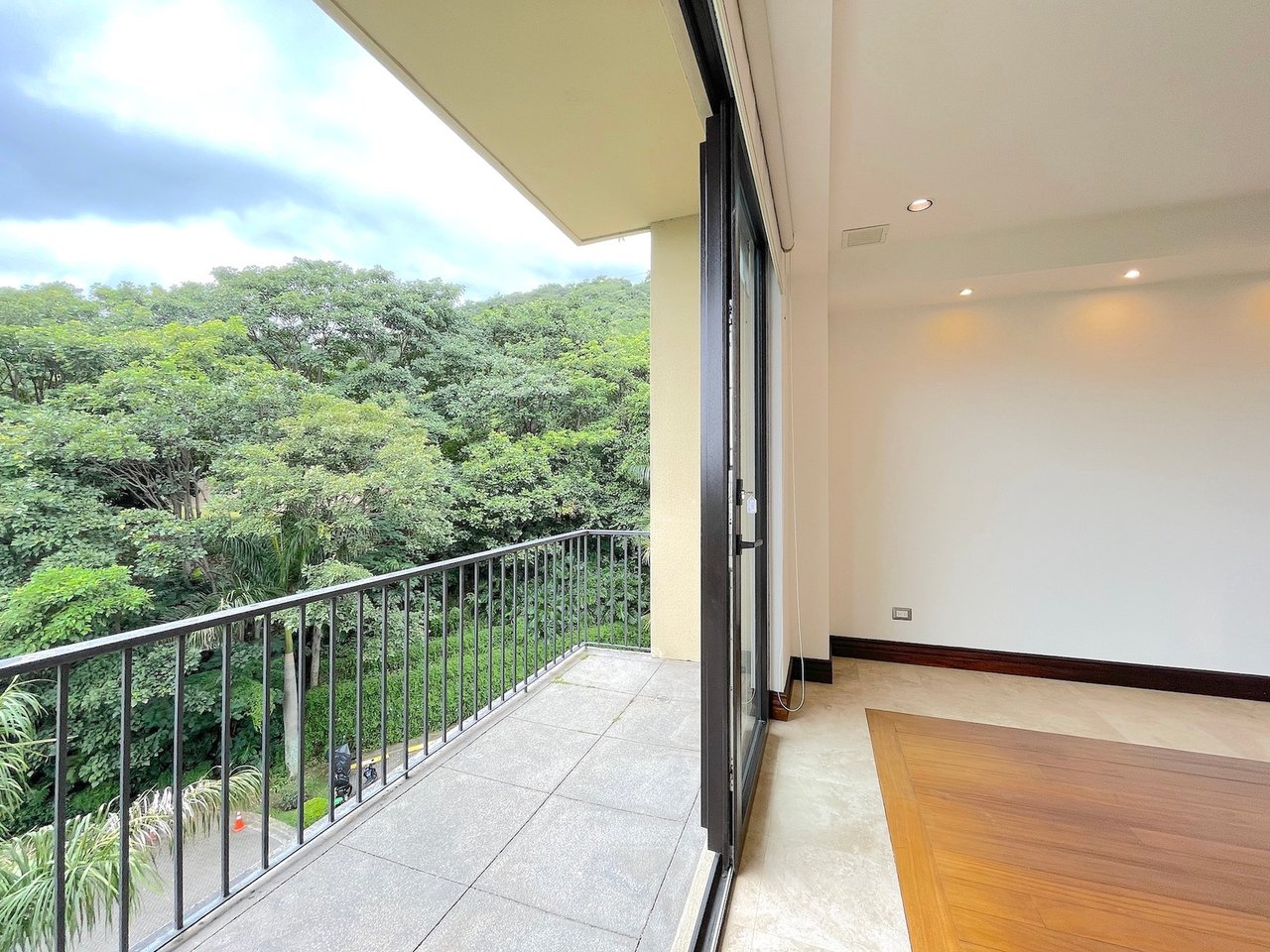 Panoramic Skyline View Condo, Escazu, San Jose