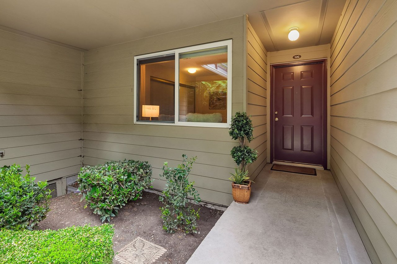 Charming Light and Bright Condo on Mercer Island