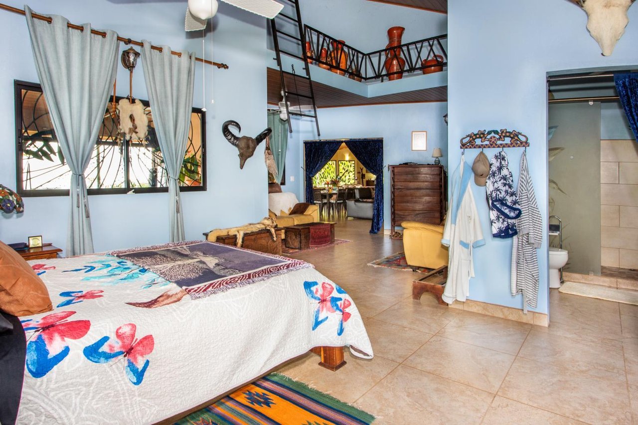 Incredible 7,000 Ft2 Ocean View Home With 200 Acre Reserve!
