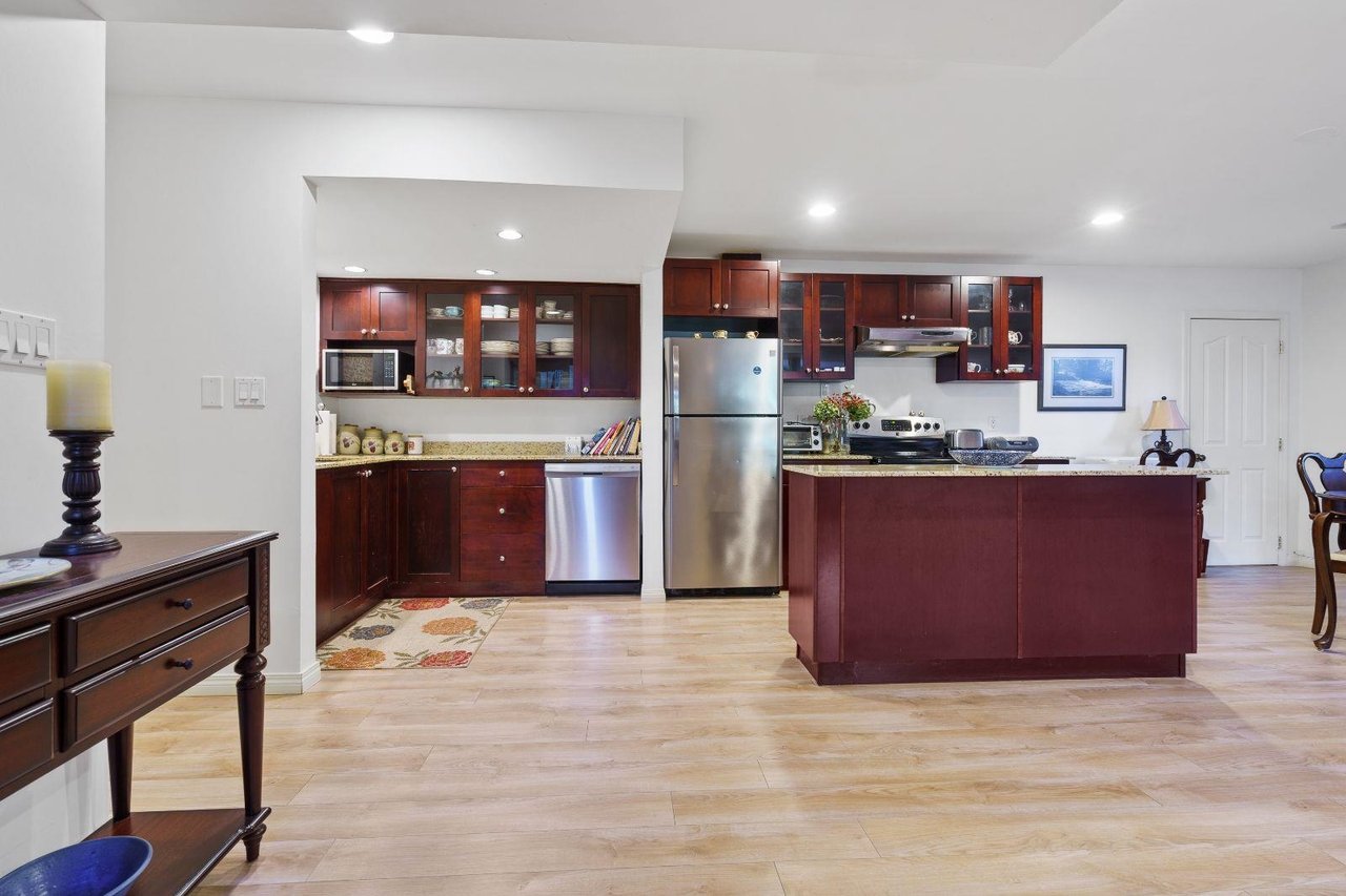 987 Fairway Dr