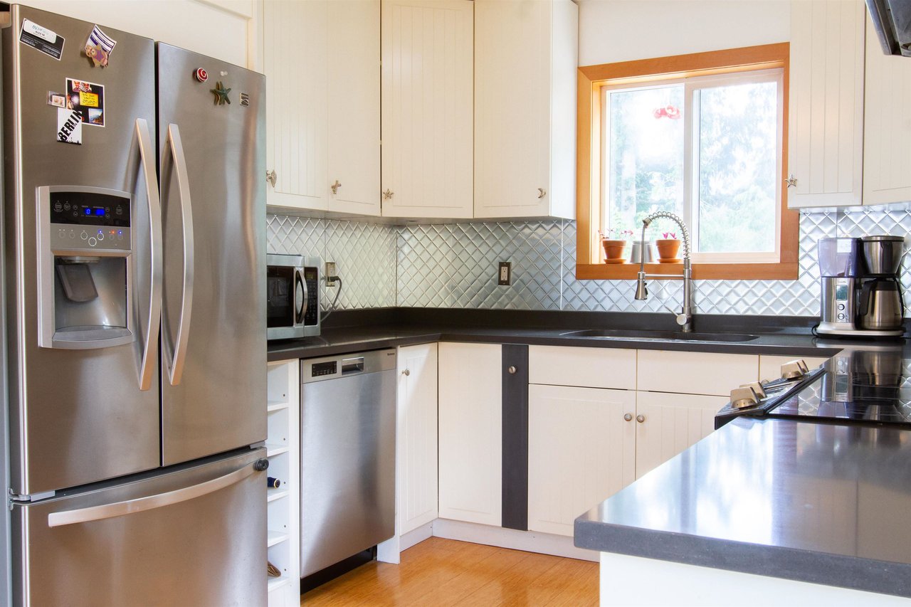 1016 Edgewater Cres