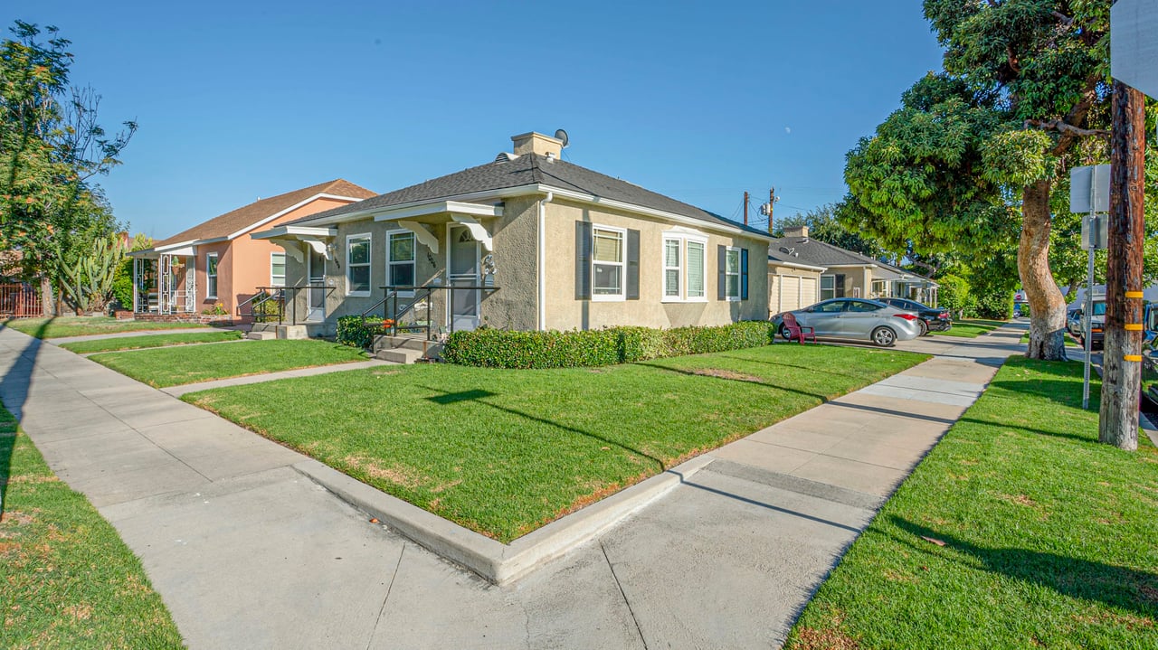 4-Plex in Prime Burbank Area with Great Upside Potential 