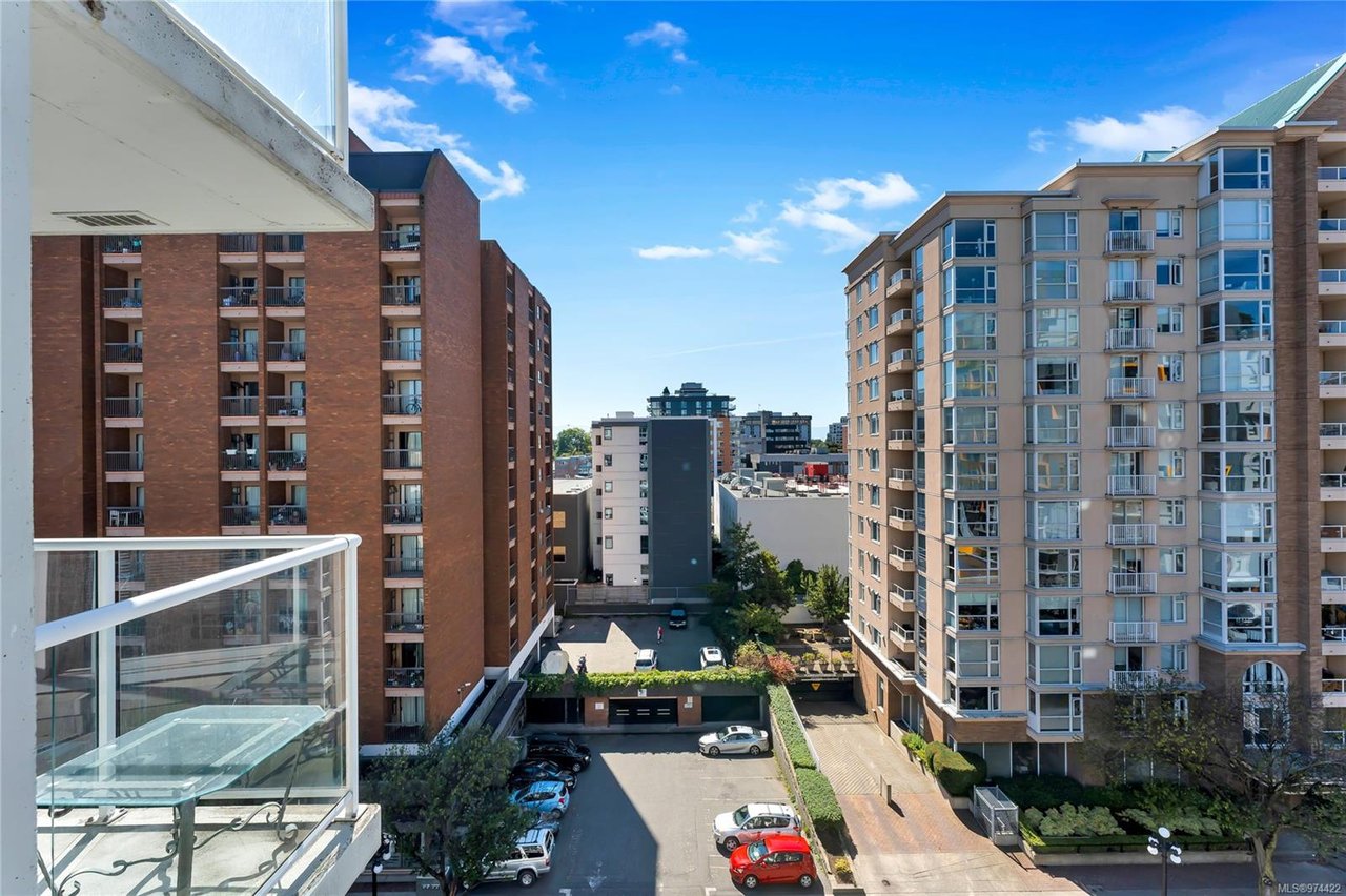 705-860 View St